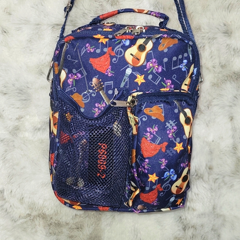 🎸 Guitar crossbody and shoulder. Can hold water bottle and much more.